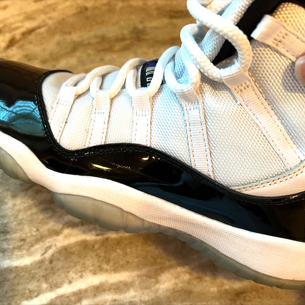 Air Jordan 11 Retro (GS) White/Black-Concord - Picture 9 of 12